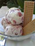 Helado de mascarpone y frutos del bosque o rojos