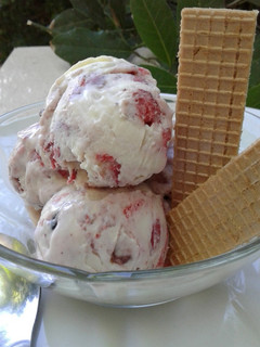 Una foto de Helado de mascarpone y frutos del bosque o rojos