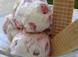 Una foto de Helado de mascarpone y frutos del bosque o rojos