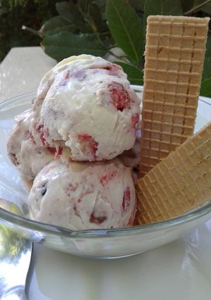 Una foto de Helado de mascarpone y frutos del bosque o rojos