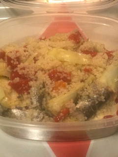 Una foto de Ensalada de cuscús con sardinas