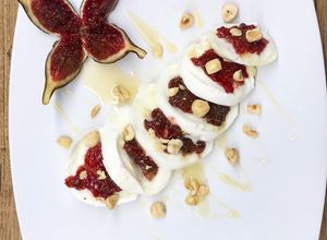Foto di Sfogliata di bufala con fichi, miele e nocciole