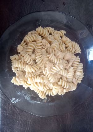 Una foto de Pollo con fideo y "salsa blanca"