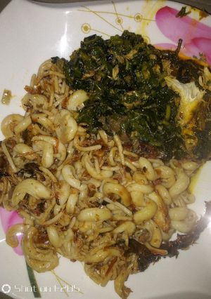 A picture of Macaroni and vegetable sauce.
