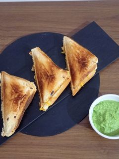 વેજ ચીઝ મેયો સેન્ડવીચ (Veg Cheese Mayo Sandwich Recipe In Gujarati) રેસીપી મુખ્ય ફોટો