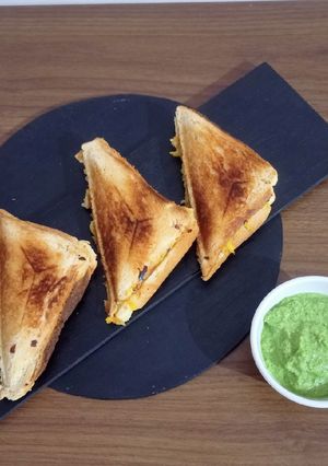 વેજ ચીઝ મેયો સેન્ડવીચ (Veg Cheese Mayo Sandwich Recipe In Gujarati) રેસીપી મુખ્ય ફોટો