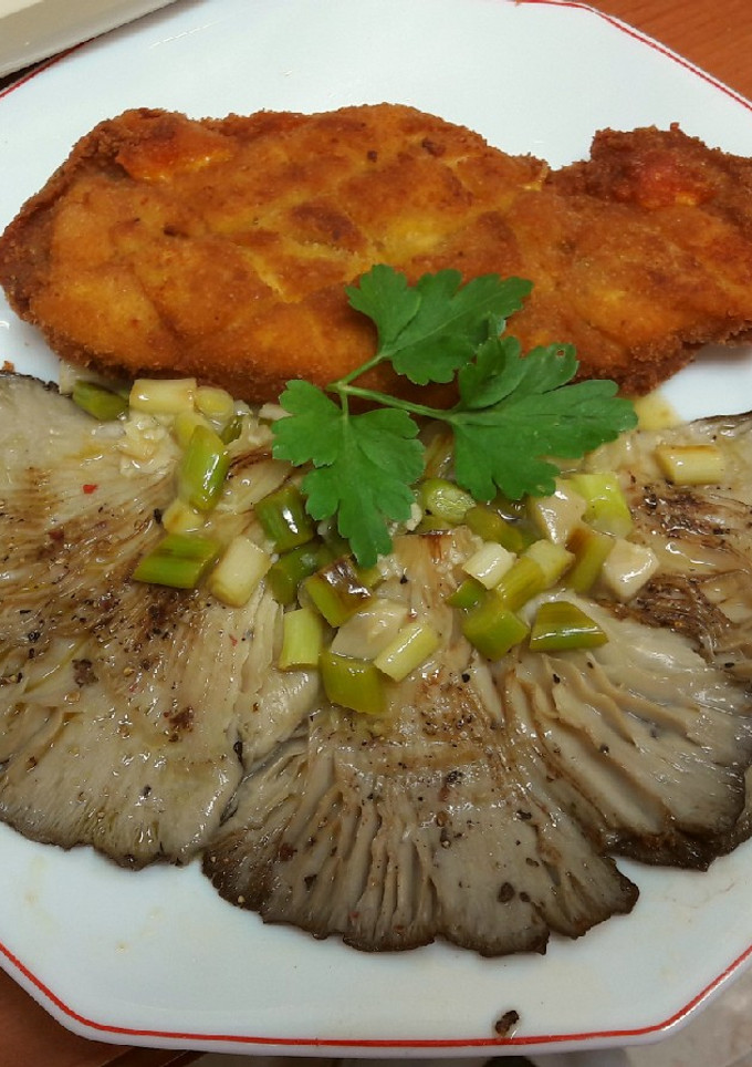 Una foto de San Jacobo y setas a la plancha en salsa de vino y ajos tiernos