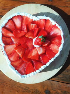 Foto principal de Tarta de queso y fresas con forma de corazón San Valentín ❤️