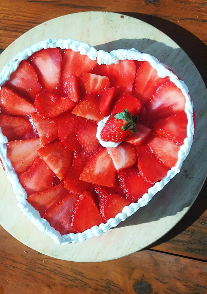 Una foto de Tarta de queso y fresas con forma de corazón San Valentín ❤️
