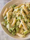 Macarrones con salsa de brócoli y queso gorgonzola