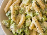 Macarrones con salsa de brócoli y queso gorgonzola