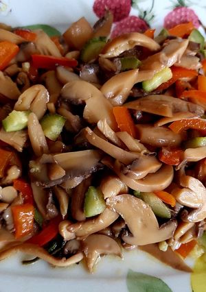 Foto di Zucchine 🥒 peperoni 🫑 e funghi 🍄 in padella