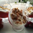 Gelatina de uvas con crema de yogurt griego y nueces