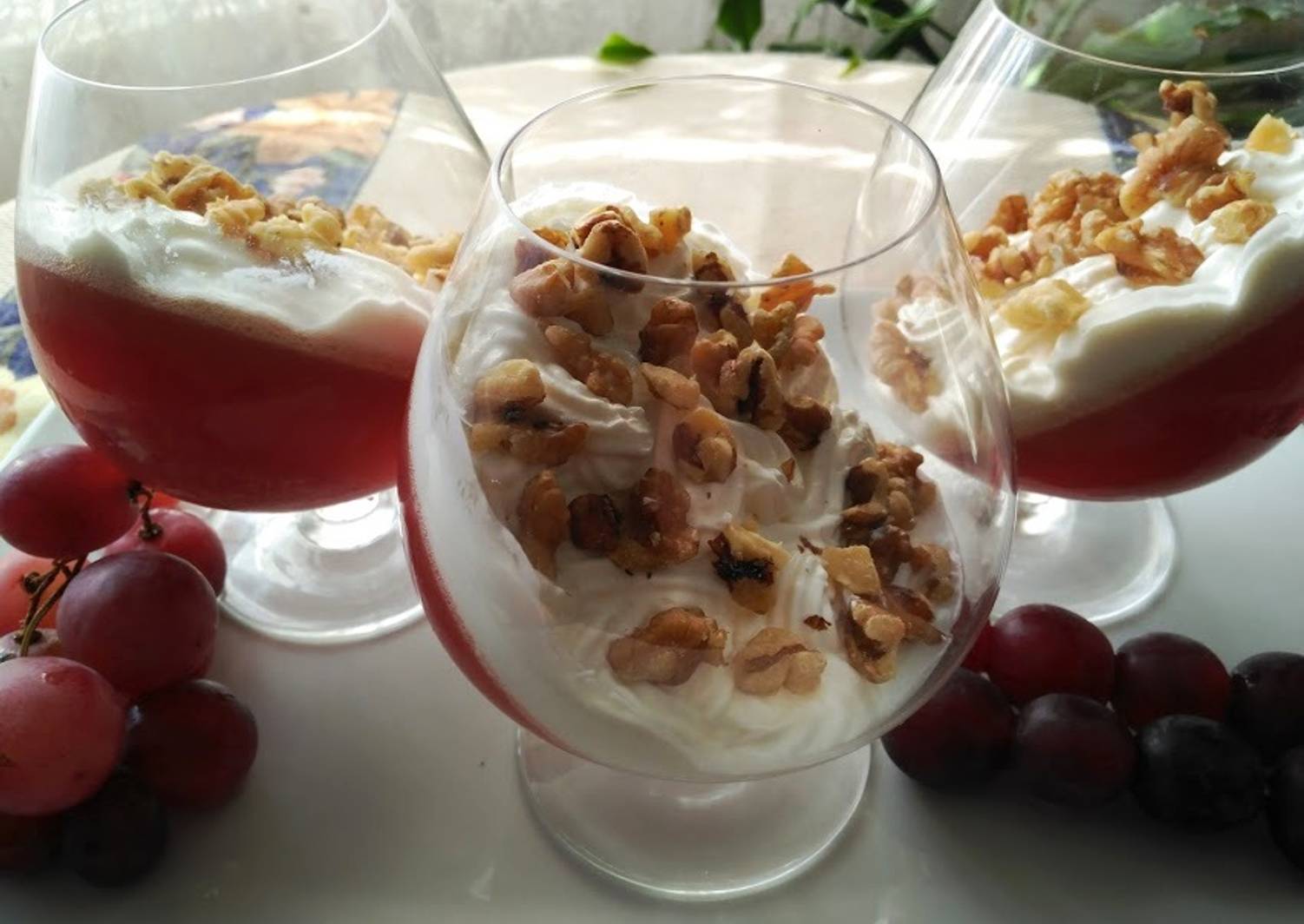 Gelatina de uvas con crema de yogurt griego y nueces Receta de Chus