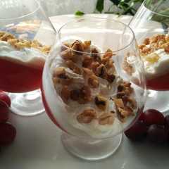 Una foto de Gelatina de uvas con crema de yogurt griego y nueces