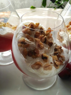 Una foto de Gelatina de uvas con crema de yogurt griego y nueces