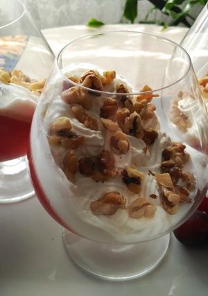 Una foto de Gelatina de uvas con crema de yogurt griego y nueces