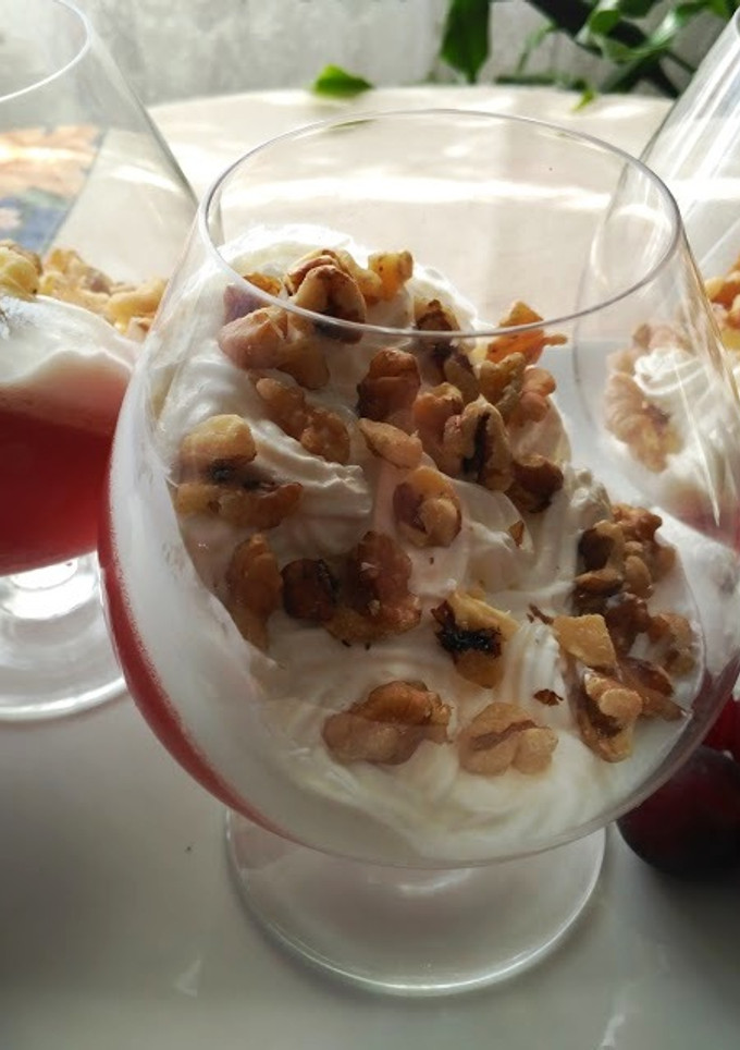 Una foto de Gelatina de uvas con crema de yogurt griego y nueces