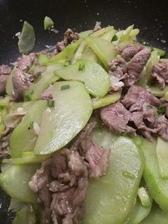 Hình của món Su su xào thịt bò.