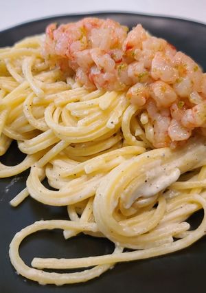 Una foto de Cacio e Pepe con tartar de camarón al limón