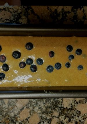 Una foto de Budín de Polenta y Arándanos