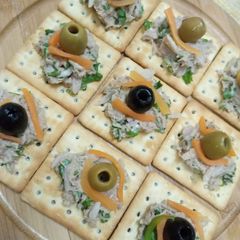 A picture of Crackers tuna fish snacks.