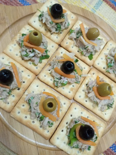 A picture of Crackers tuna fish snacks.