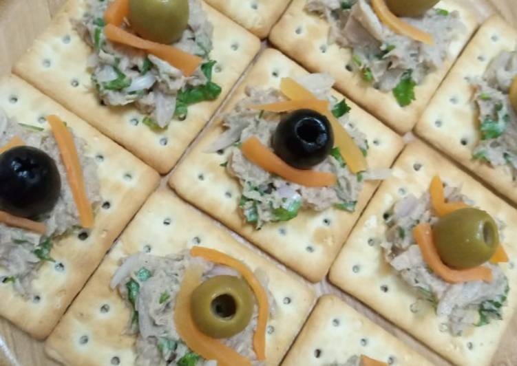 Simple Way to Make Homemade Crackers tuna fish snacks