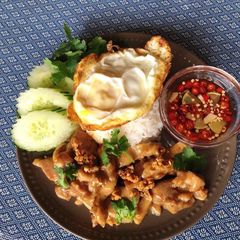 🧑🏽🍳🧑🏼🍳 Thai Garlic & Pepper Chicken •Kai Pad Gratiem Prik Thai |ThaiChef Food A picture of 🧑🏽🍳🧑🏼🍳 Thai Garlic & Pepper Chicken •Kai Pad Gratiem Prik Thai |ThaiChef Food.