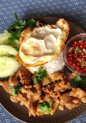 A picture of 🧑🏽‍🍳🧑🏼‍🍳 Thai Garlic & Pepper Chicken •Kai Pad Gratiem Prik Thai |ThaiChef Food.