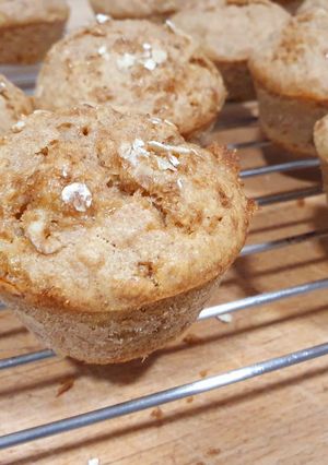 Una foto de Muffins saludables de avena, sirope y platano