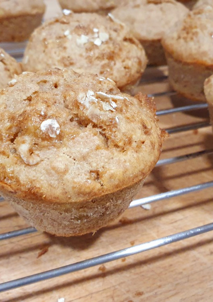 Una foto de Muffins saludables de avena, sirope y platano