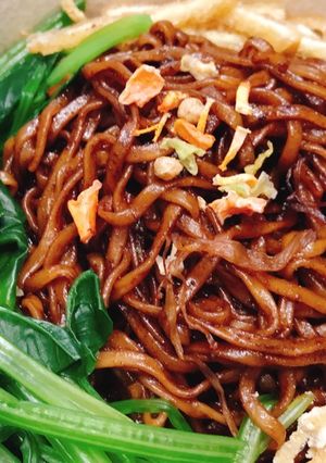 Hình của món Mì tương đen bó xôi.