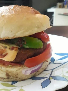 વેજ માયો સેઝવાન બર્ગર 🍔 રેસીપી મુખ્ય ફોટો