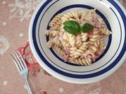 Una foto di pasta fredda al tonno