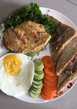 รูปของ อาหารคลีนฉบับสาวออฟฟิศ(วันหยุด)อกไก่ไข่ดาวขนมปังแก้มผักสด
