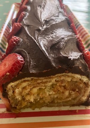 Una foto de Pionono de manzana con top de chocolate y fresones de temporada