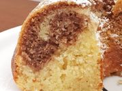 Una foto di ciambella panna e cioccolato