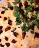 Pizza muzzarella con rúcula y tomates secos
