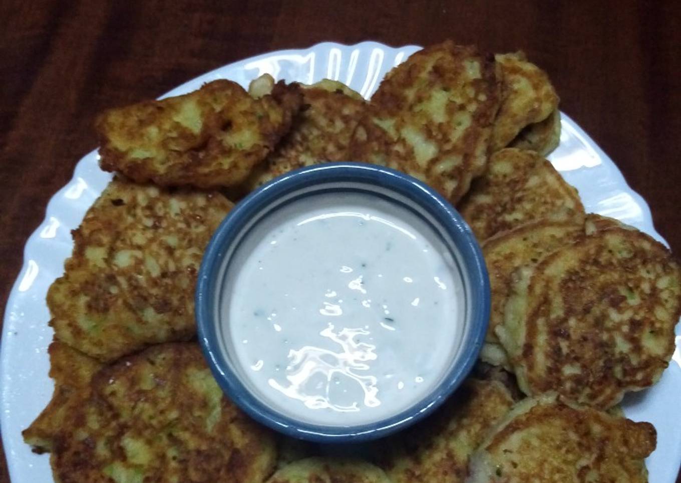 Tortitas de calabacín con salsa de yogur