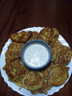 Una foto de Tortitas de calabacín con salsa de yogur