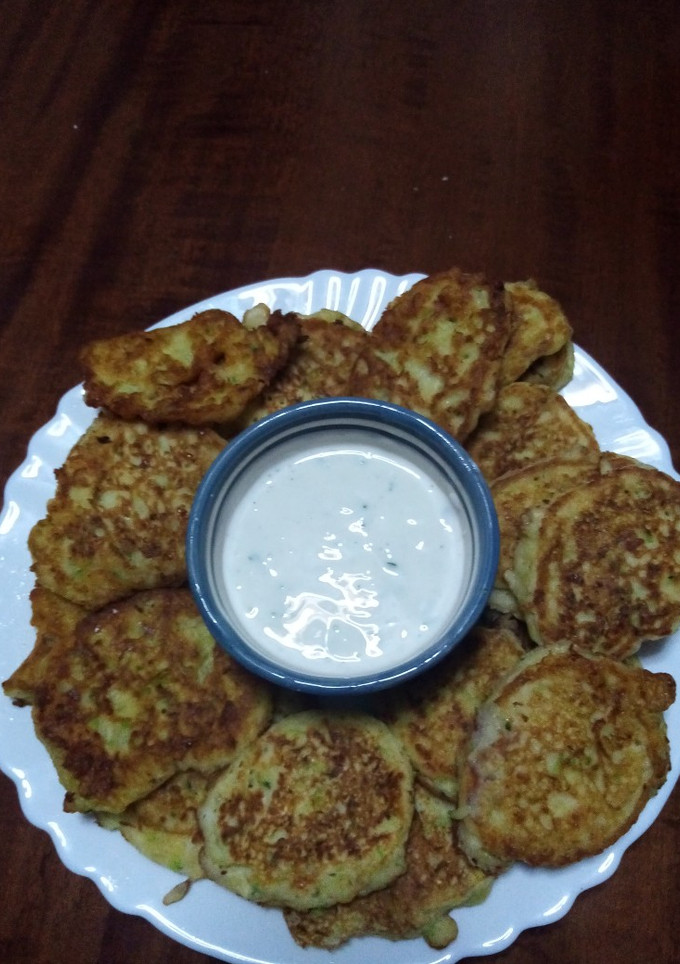 Una foto de Tortitas de calabacín con salsa de yogur