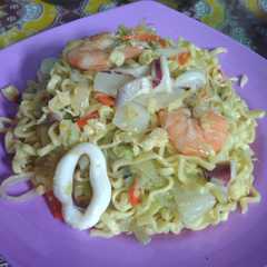 A picture of Mie goreng seafood jeruk nipis.