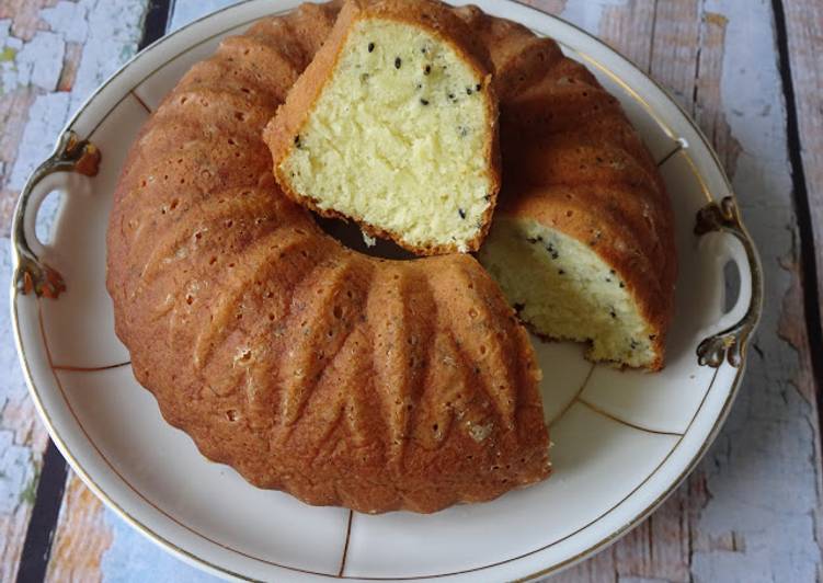 Bolo de queijo quark, limão e sementes de sésamo pretas