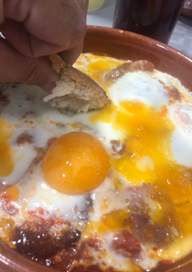 Una foto de Huevos al plato (rápidos, al microondas)
