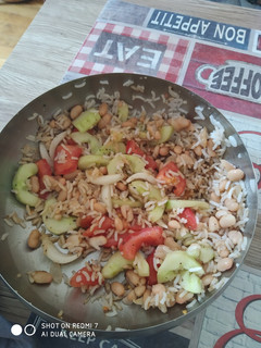 Una foto de Ensalada fría de arroz con judías blancas