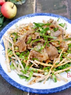 Hình của món Gỏi Bò Tái Me Khoai Môn.