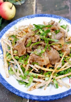 Hình của món Gỏi Bò Tái Me Khoai Môn.