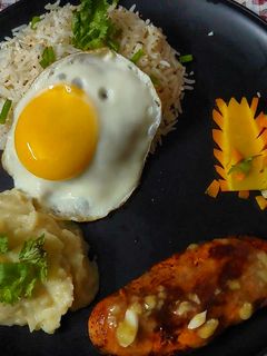 হার্ব রাইস উইথ রোস্টেড চিকেন মাস্ট পোট্যাটো (Herb rice with roasted chicken &mashed potato) রেসিপির প্রধান ছবি