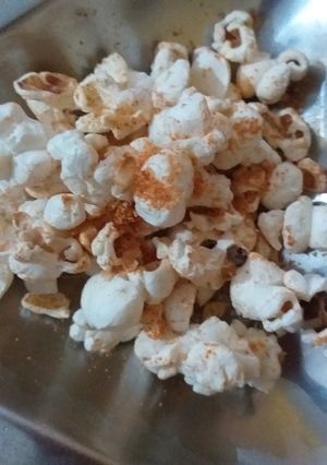 मसाला पोपकॉर्न(masala popcorn recipe in hindi) रेसिपी मुख्य फोटो